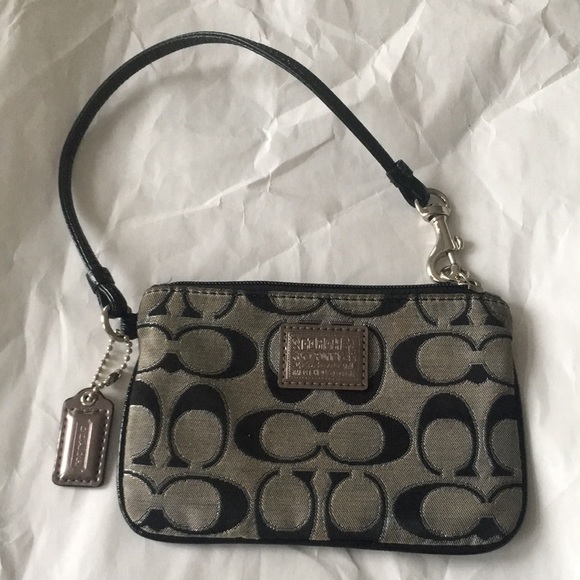 Host Pick 💕 AUTHENTIC Coach Wristlet Signature Canvas - Picture 11 of 11